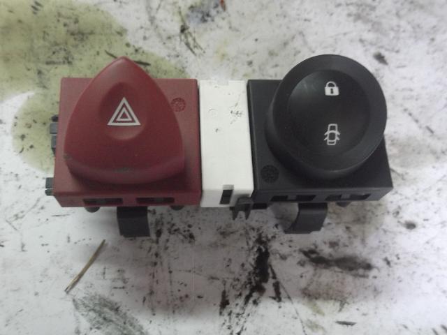 Bouton de warning RENAULT MEGANE 2 PHASE 1 Diesel - 1