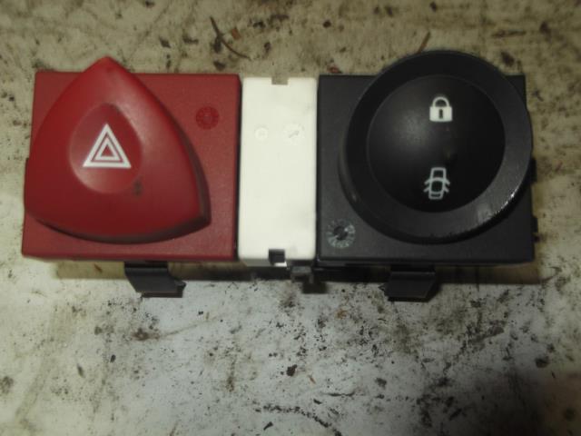 Bouton de warning RENAULT MEGANE 2 PHASE 2 Diesel - 1