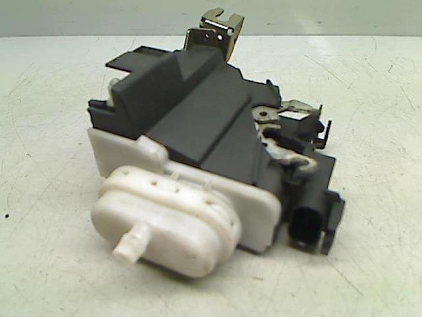 Serrure avant droit AUDI A4 1 PHASE 1 Essence - 1