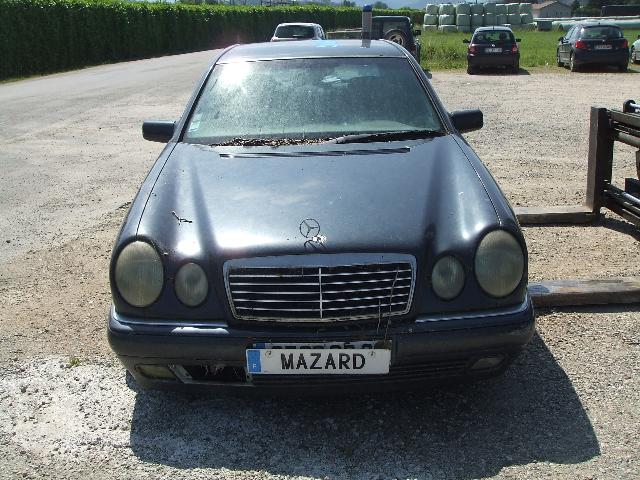 Image Nez de pont arriere - MERCEDES CLASSE E 210