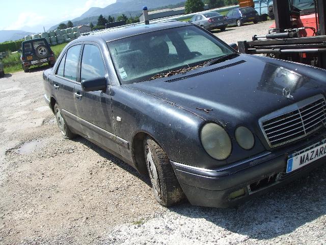 Image Nez de pont arriere - MERCEDES CLASSE E 210