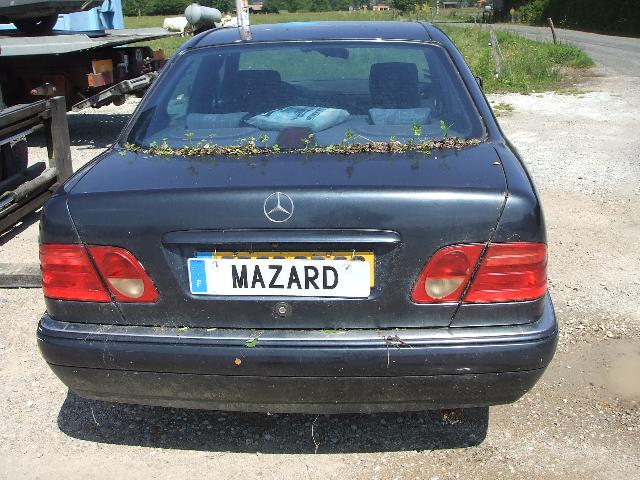 Image Nez de pont arriere - MERCEDES CLASSE E 210