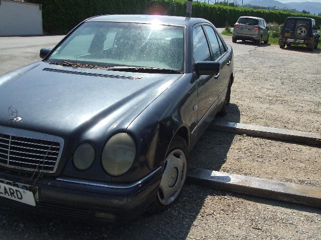 Image Nez de pont arriere - MERCEDES CLASSE E 210