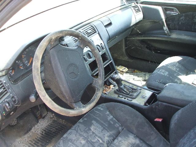 Image Nez de pont arriere - MERCEDES CLASSE E 210
