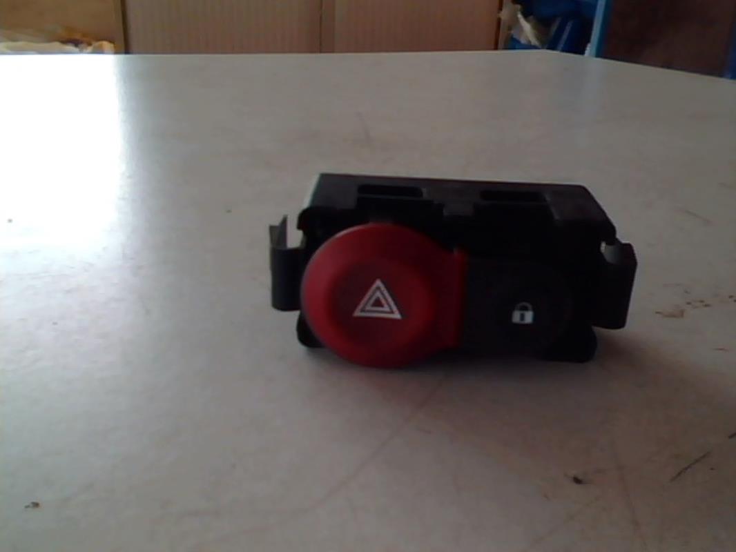 Bouton de warning RENAULT CLIO 3 PHASE 2 BREAK Diesel - 1