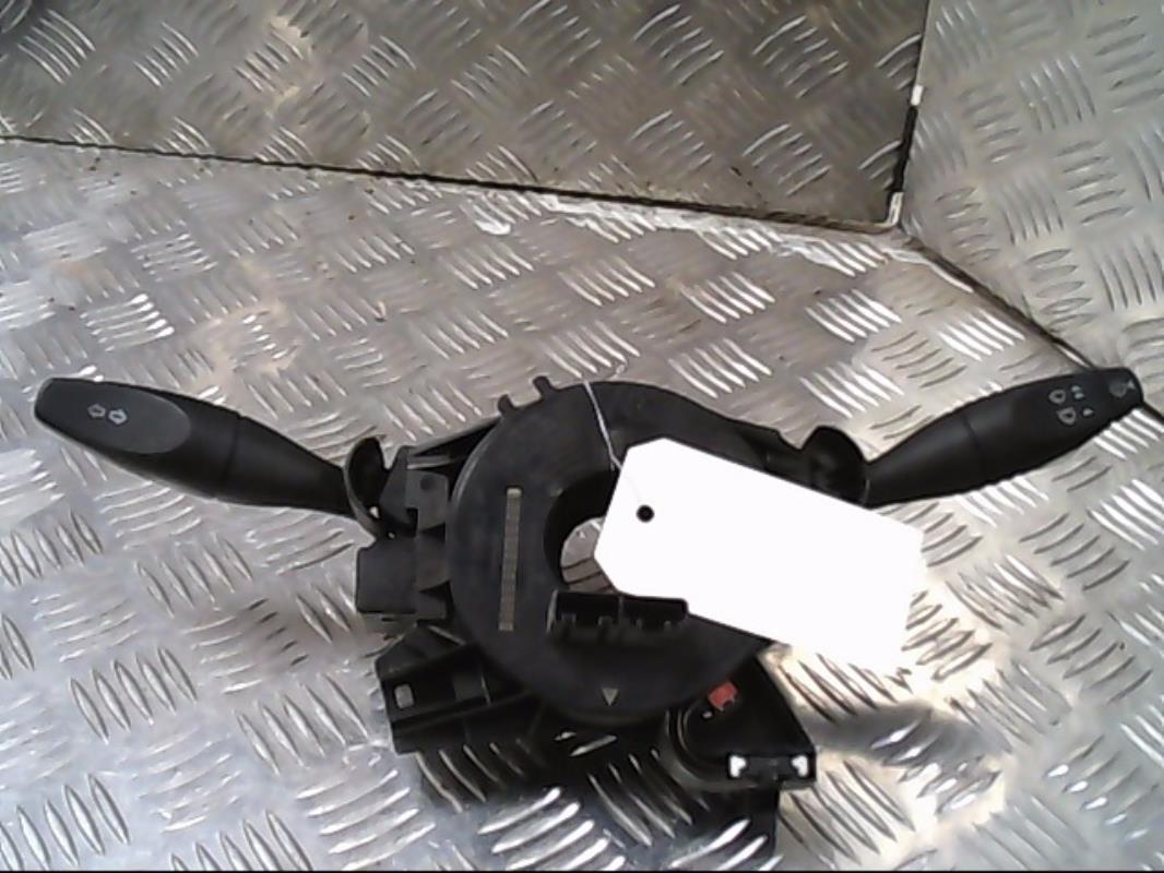 Commodo FORD FOCUS 1 BREAK Essence - 1
