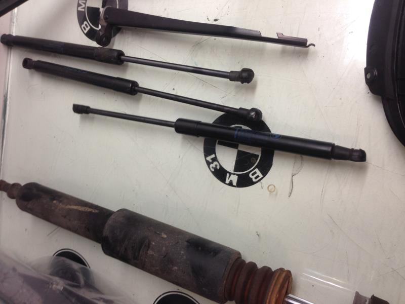 Verin de coffre BMW SERIE 1 E87 PHASE 2 Diesel - 1