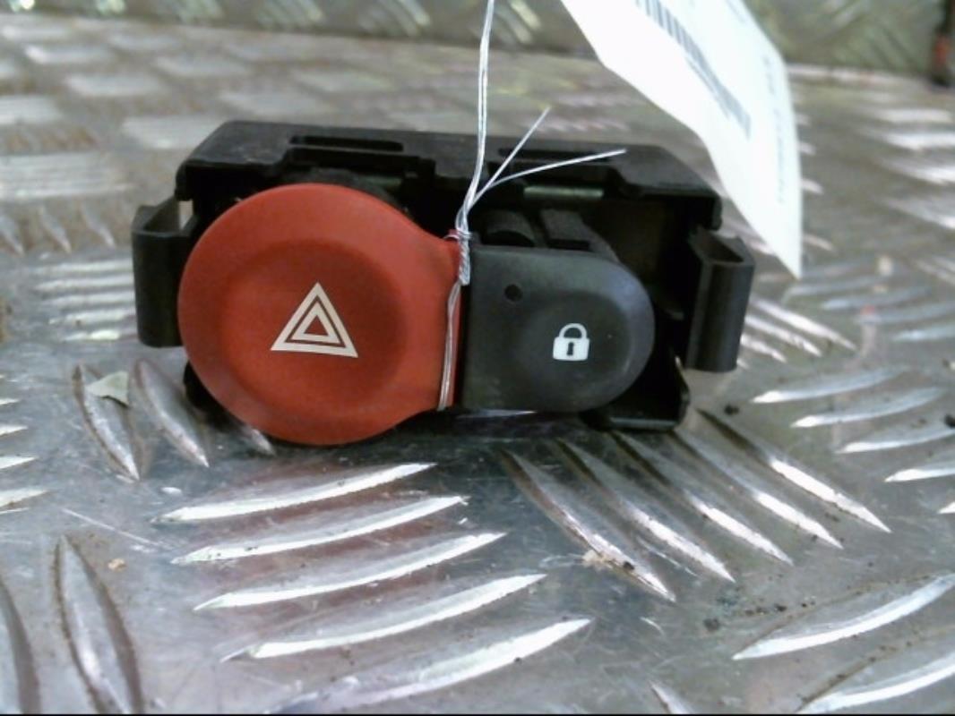 Bouton de warning RENAULT CLIO 3 PHASE 1 Essence - 1