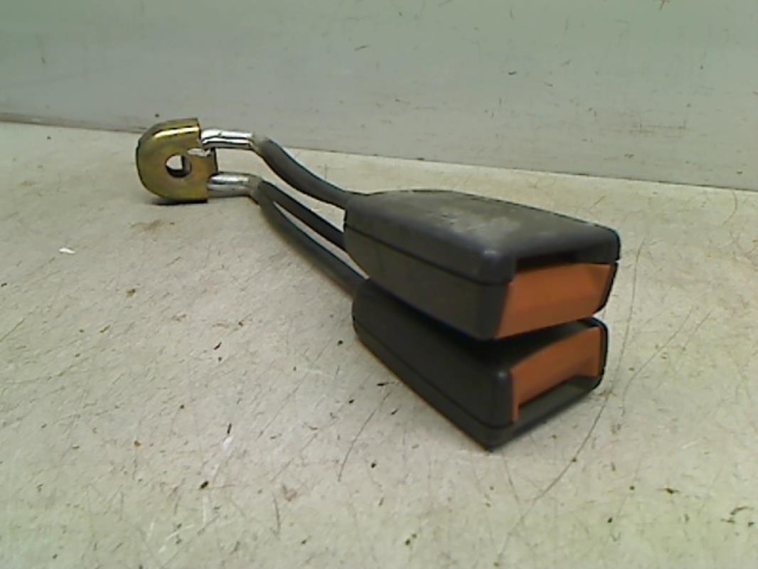 Attache ceinture arriere centrale AUDI 80 3 PHASE 1  - 1