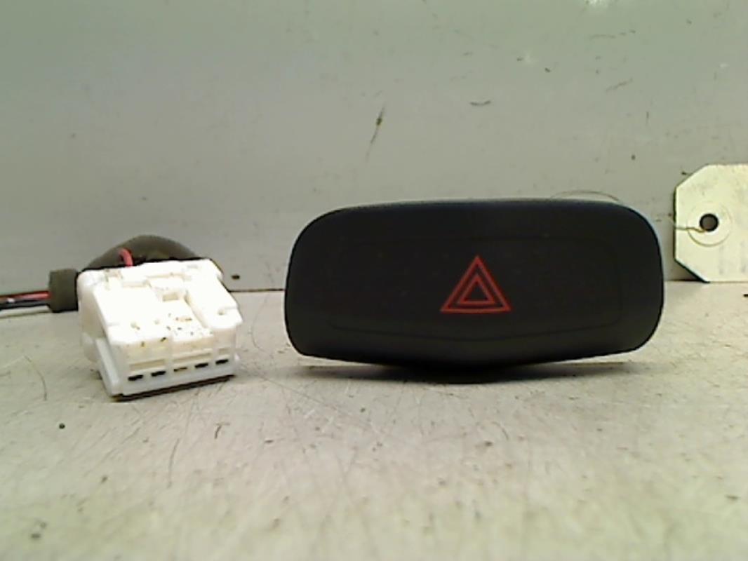 Bouton de warning NISSAN PRIMERA 4 Diesel - 1