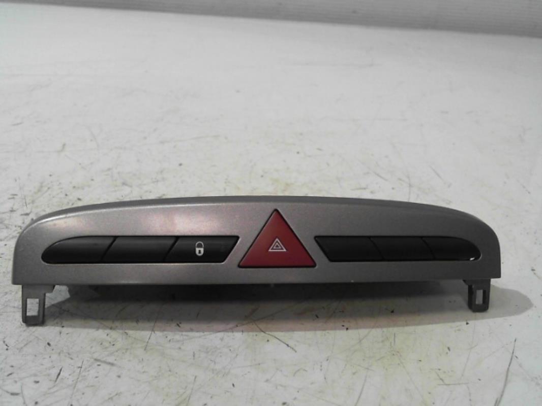 Bouton de warning PEUGEOT 308 1 PHASE 1 Diesel - 1