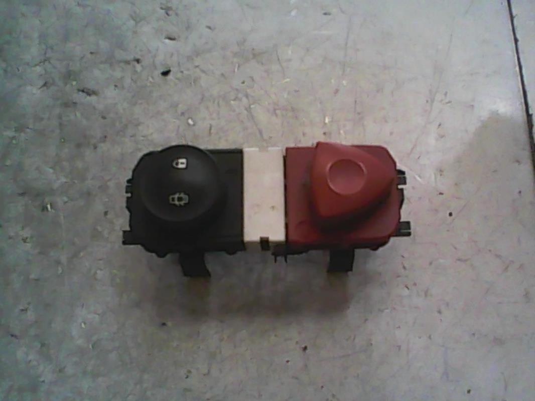 Bouton de warning RENAULT SCENIC 2 PHASE 1 Diesel - 1