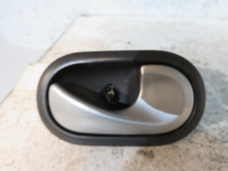 Maniglia interna anteriore destra RENAULT CLIO 3 PHASE 1 Diésel - 1