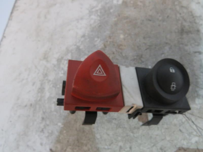 Bouton de warning RENAULT MEGANE 2 PHASE 1 Diesel - 1