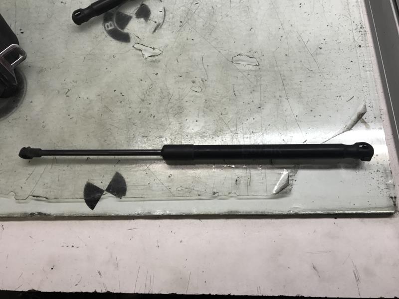 Verin de coffre BMW SERIE 1 E87 PHASE 1  - 1
