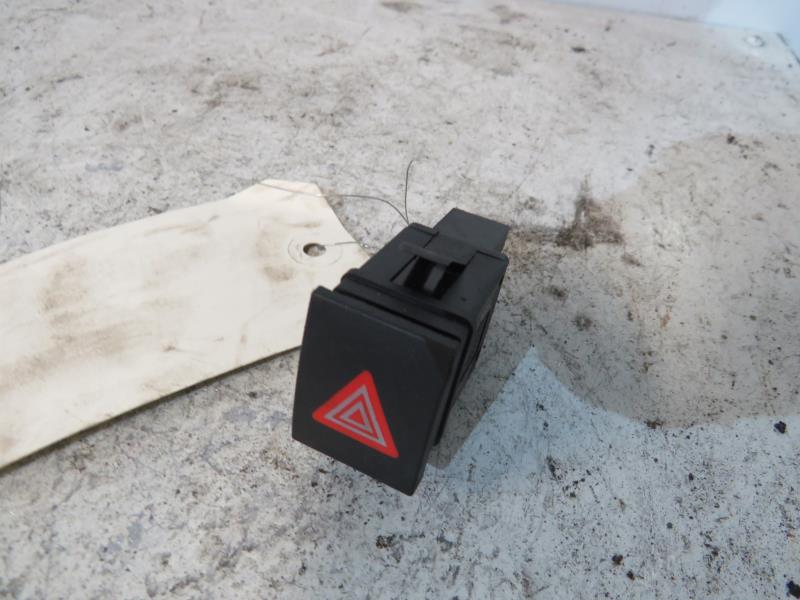 Bouton de warning VOLKSWAGEN POLO 4 PHASE 1 Essence - 1