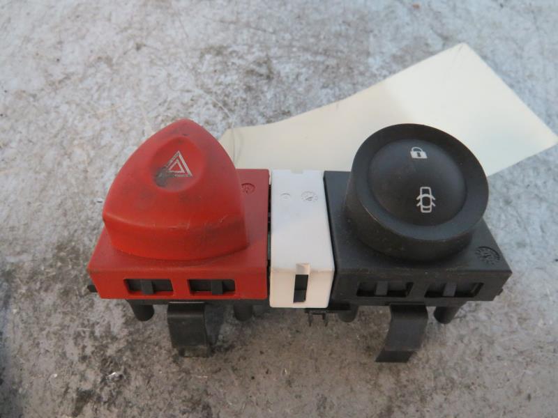 Bouton de warning RENAULT MEGANE 2 PHASE 2 Diesel - 1