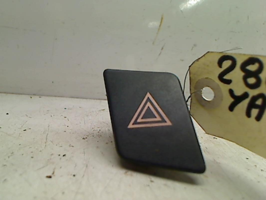 Bouton de warning TOYOTA YARIS 2 PHASE 1 Essence - 1