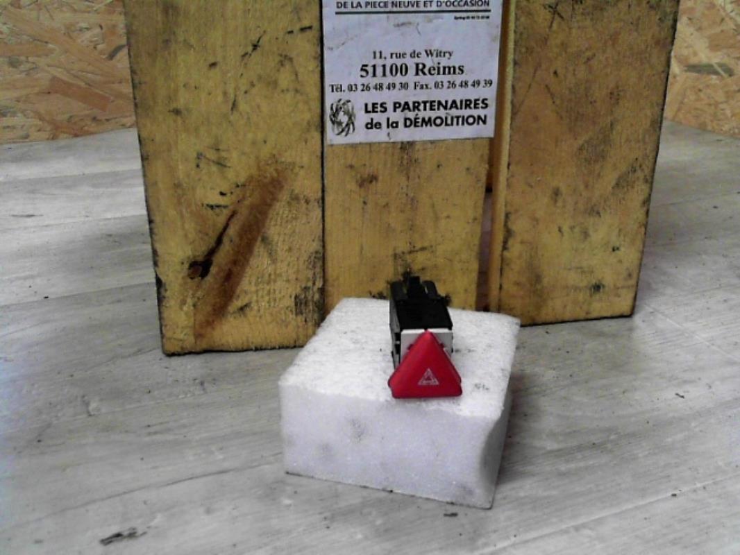 Bouton de warning VOLKSWAGEN GOLF 5 Diesel - 1