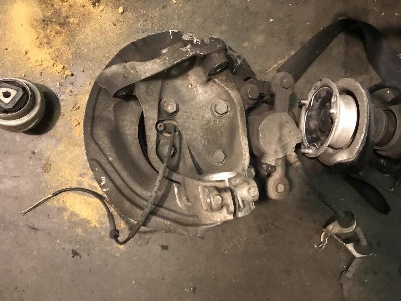 Fusee avant gauche BMW SERIE 1 E87 PHASE 1  - 1