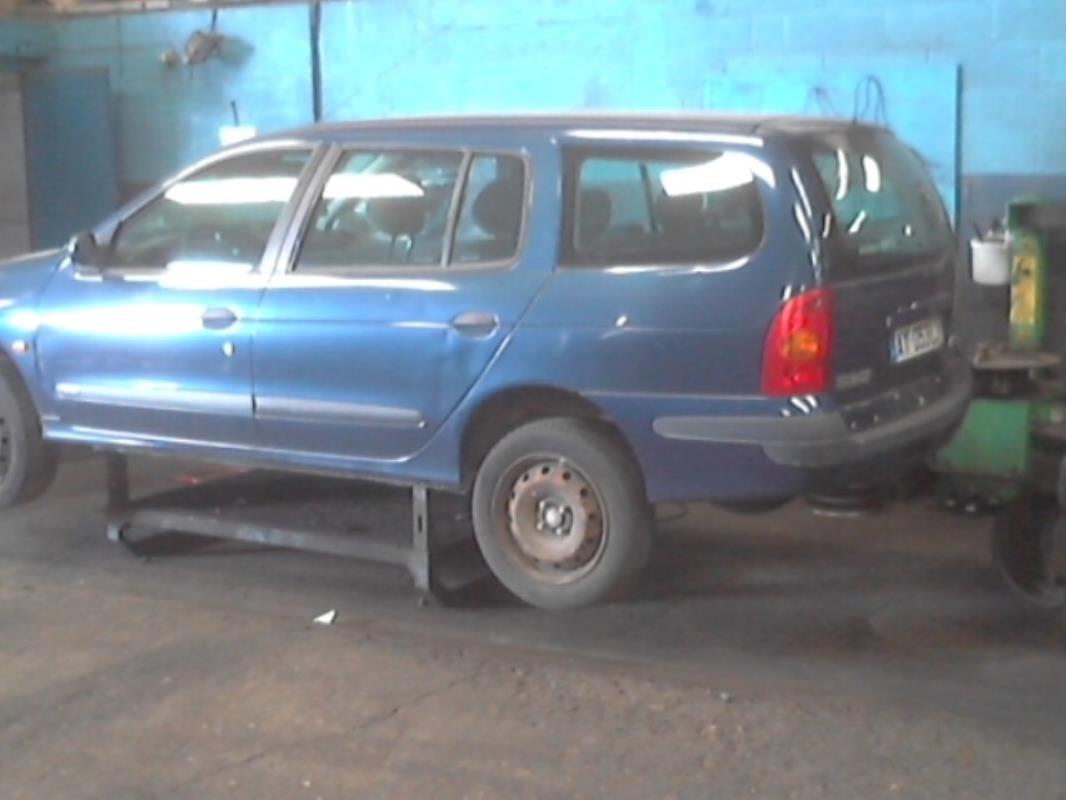 Pare choc arriere RENAULT MEGANE 1 BREAK Diesel - 1