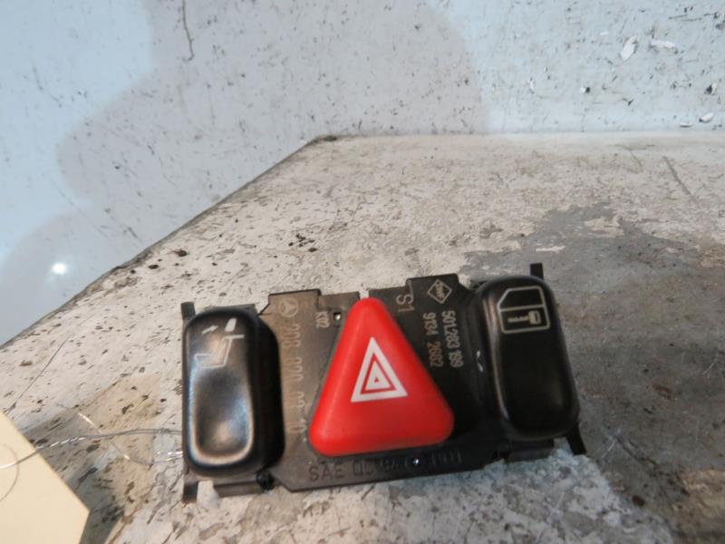 Interruttore luci emergenza MERCEDES CLASSE CLK 208 PHASE 1 COUPE Gasolina - 1