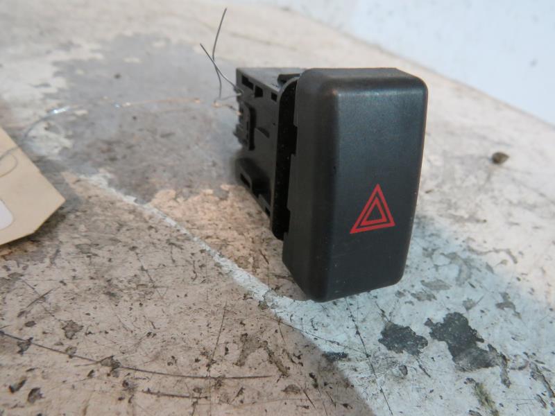 Bouton de warning MAZDA 3 1 PHASE 1 Essence - 1