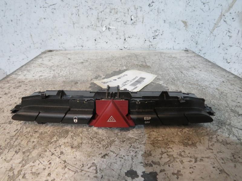 Bouton de warning PEUGEOT 308 1 PHASE 1 Essence - 1