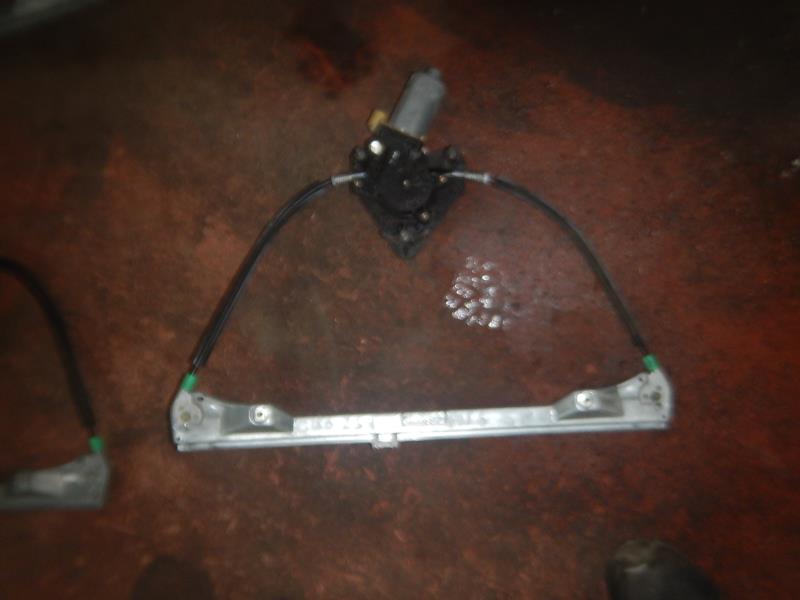 Leve vitre electrique avant droit RENAULT CLIO 2 PHASE 1  - 1