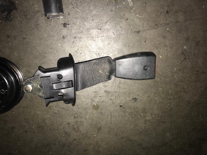Attache ceinture arriere centrale BMW SERIE 7 E38  - 1