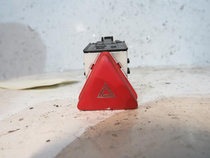 Bouton de warning VOLKSWAGEN GOLF 5 Diesel - 1