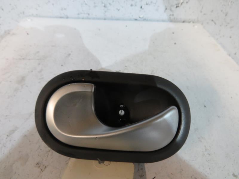 Maniglia interna posteriore sinistra RENAULT CLIO 3 PHASE 2 Diésel - 1