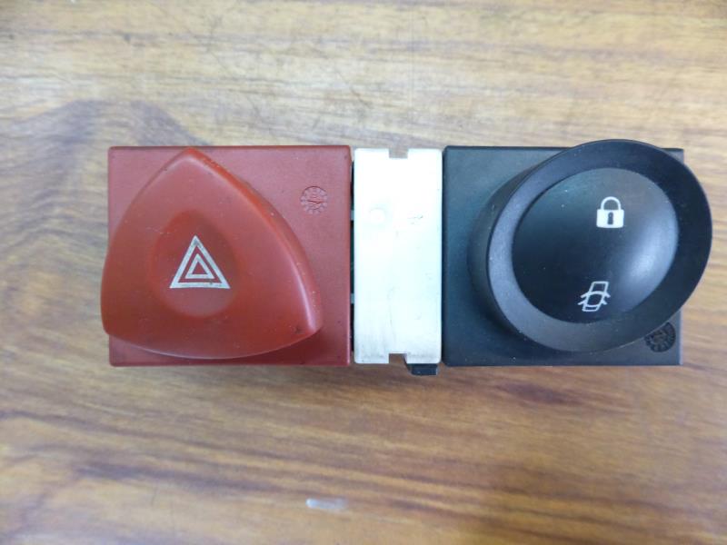 Bouton de warning RENAULT MEGANE 2 PHASE 1  - 1