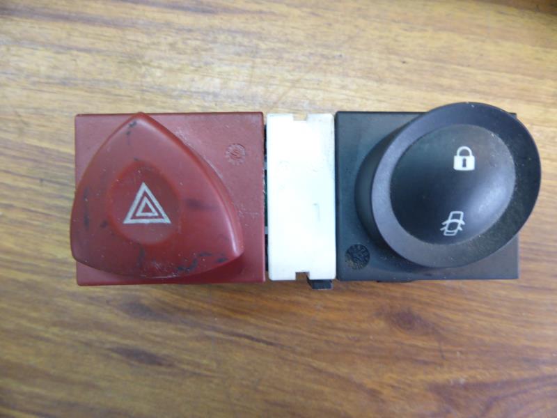 Bouton de warning RENAULT MEGANE 2 PHASE 1 Essence - 1