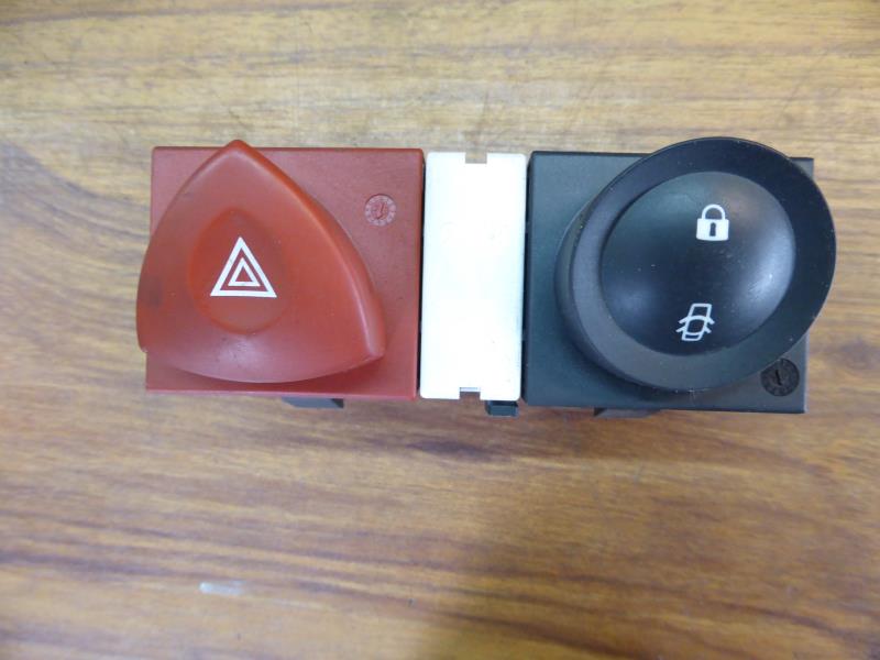 Bouton de warning RENAULT MEGANE 2 PHASE 1 Diesel - 1