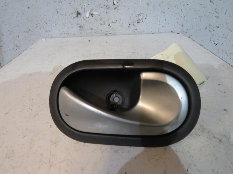 Maniglia interna posteriore destra RENAULT CLIO 3 PHASE 1 Diésel - 1