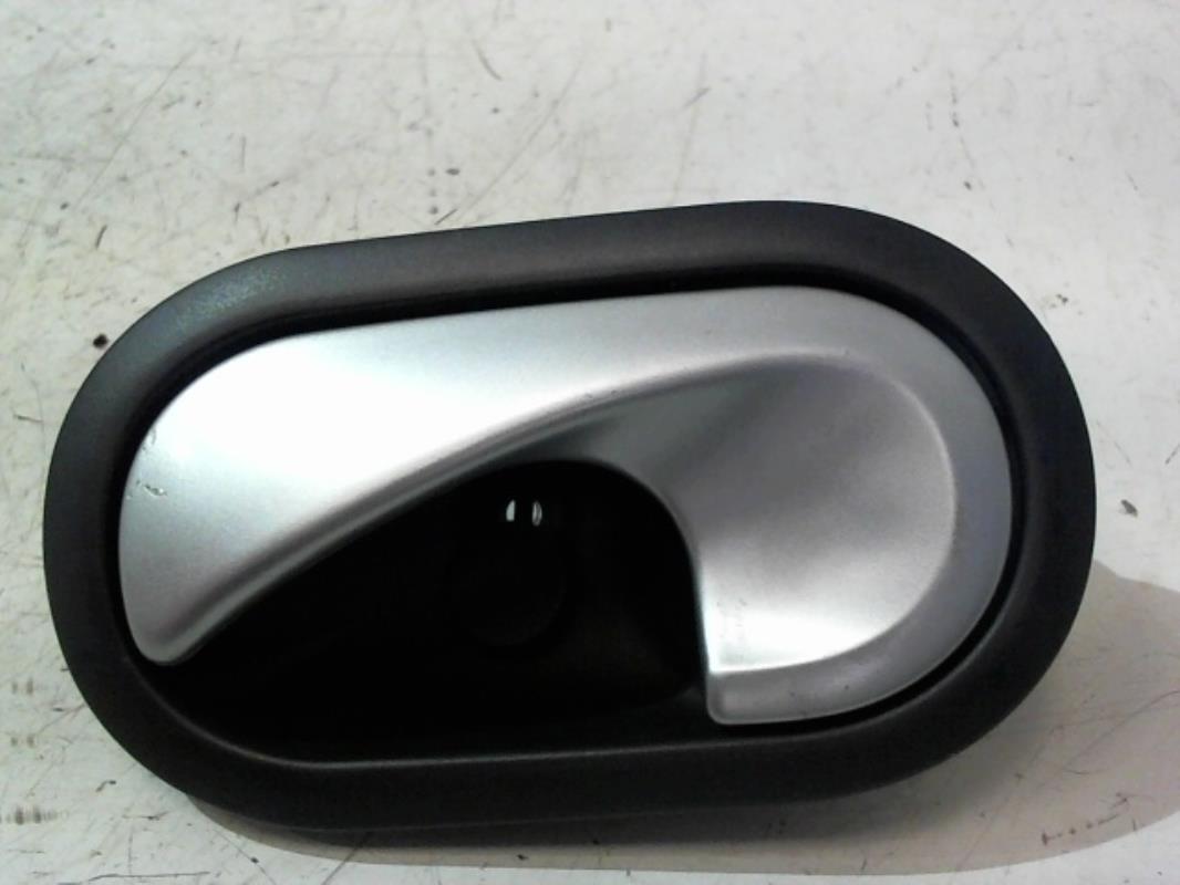 Poignee interieur arriere gauche RENAULT CLIO 3 PHASE 1 Essence - 1