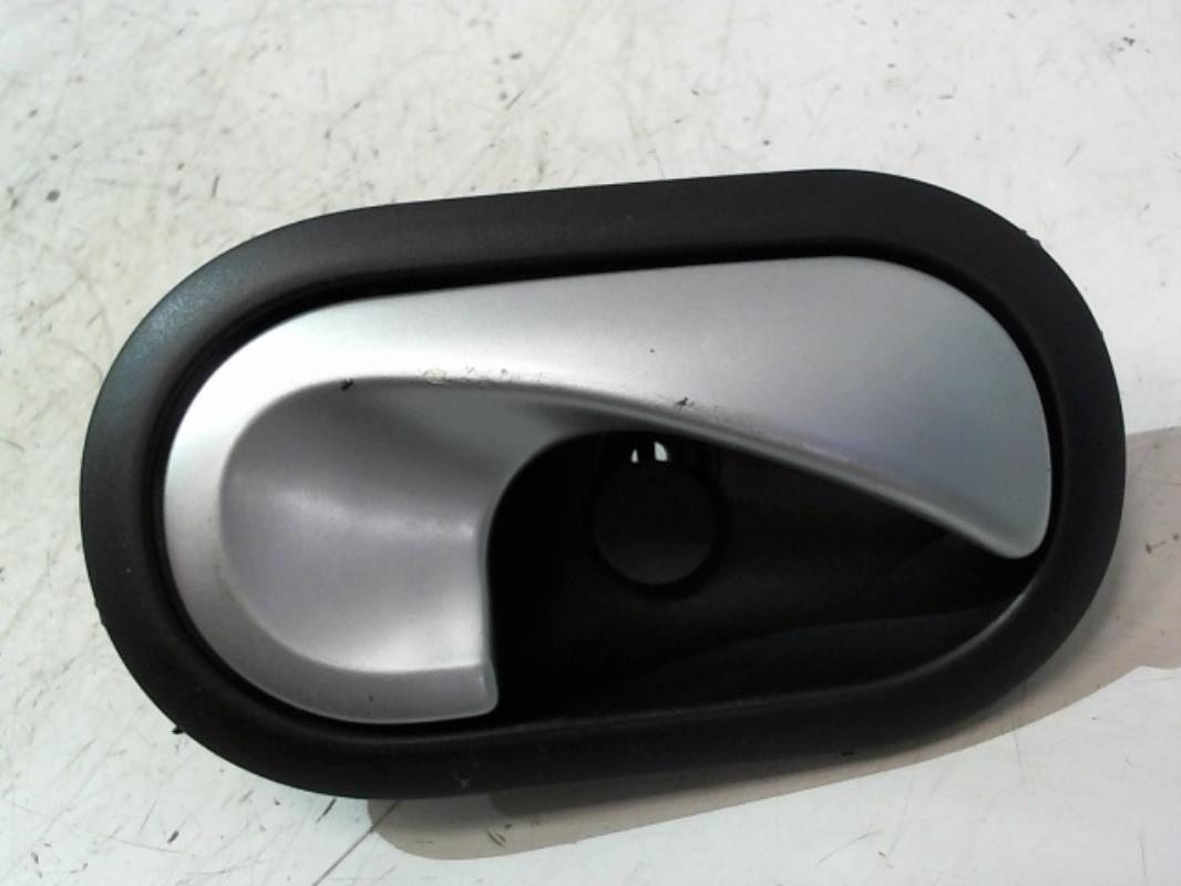 Poignee interieur avant droit RENAULT CLIO 3 PHASE 1 Essence - 1