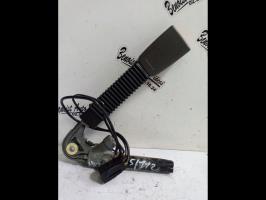 Attache ceinture avant droit