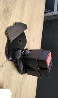 Attache ceinture arriere droit