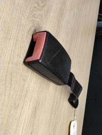 Attache ceinture avant droit