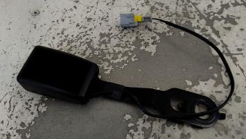 Attache ceinture avant gauche