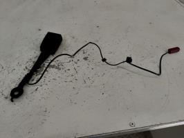 Attache ceinture avant gauche