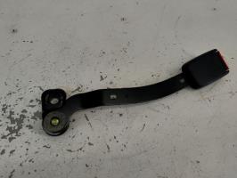 Attache ceinture avant droit