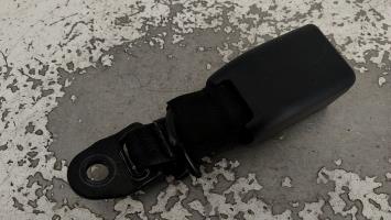 Attache ceinture arriere droit