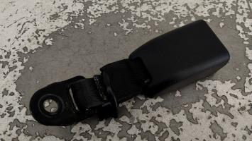 Attache ceinture arriere gauche