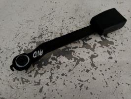 Attache ceinture avant droit