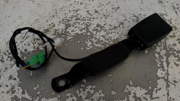 Attache ceinture avant droit
