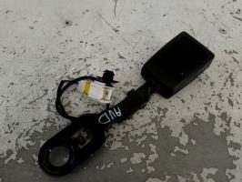 Attache ceinture avant droit