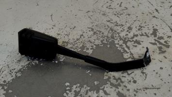 Attache ceinture avant gauche